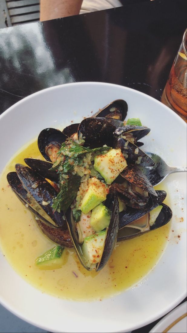 Mussels in a bright, herbed broth